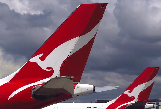 澳洲航空（Qantas）13日表示，鑑于中东紧张局势加剧，将调整澳洲伯斯和英国伦敦之间的长途航班航线，避开伊朗领空。（路透社）