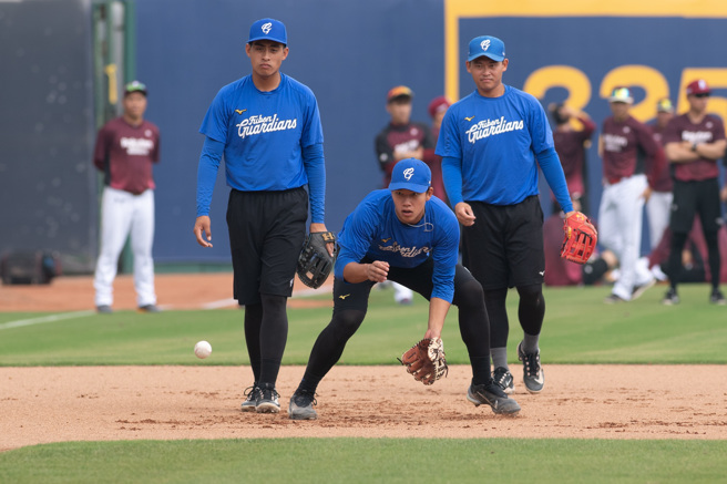 富邦悍将王念好（中）14日赛前进行守备练习。（富邦悍将提供）