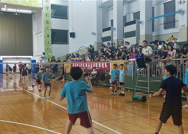 苗栗县长杯羽球锦标赛14日在联合大学体育馆开打。（苗栗县政府提供／李京升苗栗传真）