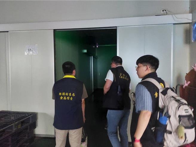 桃園市衛生局赴台北市天崧企業有限公司及新北市綠風實業有限公司位於觀音的製造廠稽查，發現2.6萬公斤問題黑胡椒粒都已出貨。（衛生局提供／蔡依珍桃園傳真）