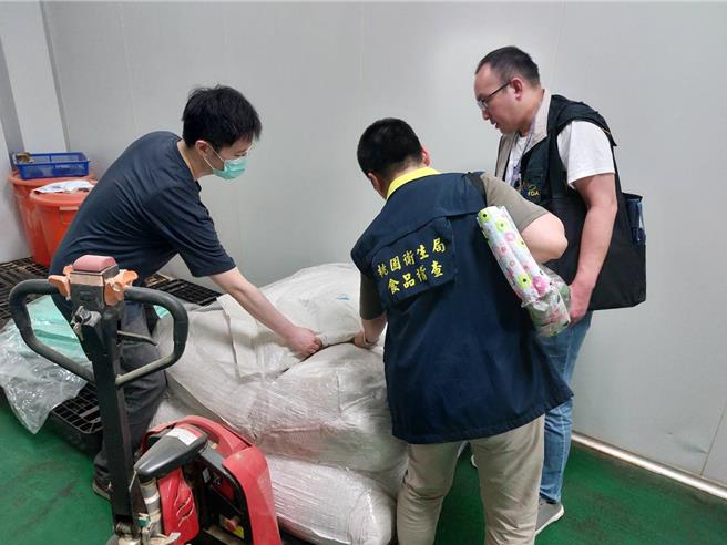 桃園市衛生局赴台北市天崧企業有限公司及新北市綠風實業有限公司位於觀音的製造廠稽查，發現2.6萬公斤問題黑胡椒粒都已出貨。（衛生局提供／蔡依珍桃園傳真）
