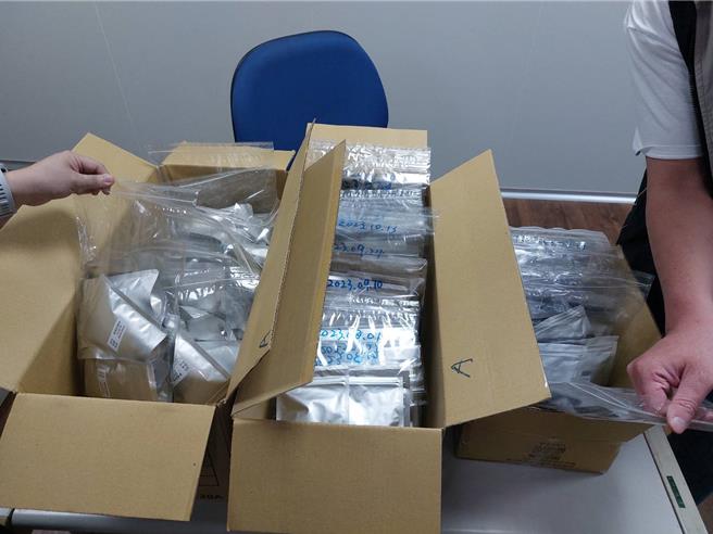 桃園市衛生局赴台北市天崧企業有限公司及新北市綠風實業有限公司位於觀音的製造廠稽查，發現2.6萬公斤問題黑胡椒粒都已出貨。（衛生局提供／蔡依珍桃園傳真）