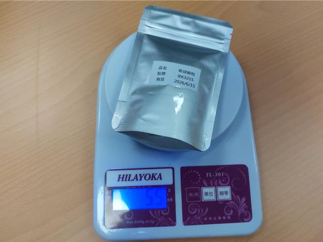 桃園市衛生局赴台北市天崧企業有限公司及新北市綠風實業有限公司位於觀音的製造廠稽查，發現2.6萬公斤問題黑胡椒粒都已出貨。（衛生局提供／蔡依珍桃園傳真）