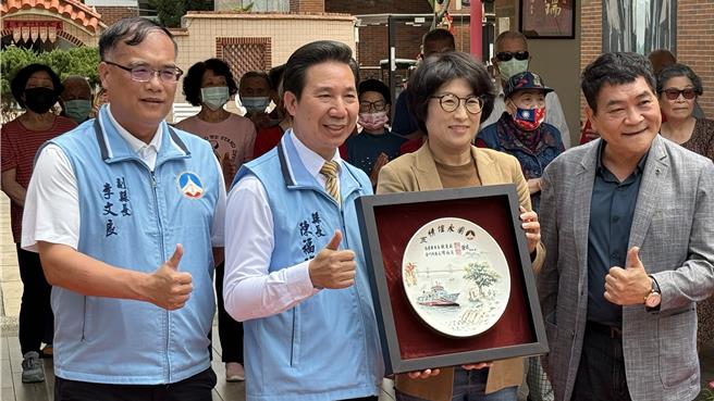 金门县长陈福海（左二）致赠由全国唯一官窑的金门陶瓷厂烧制，结合金门县、台东县、金门大桥及太武轮为设计意象的陶瓷艺品给台东县长饶庆铃（右二）以资纪念。（于家麒摄）