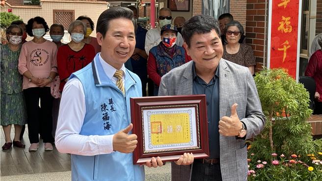 金门县长陈福海（左）将太武轮船舶证书交予绿岛乡长谢贤裕（右），未来将华丽转身航向台东县绿岛乡，延续使命，继续乘载的任务。（于家麒摄）