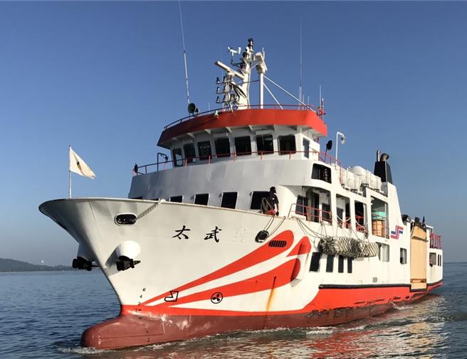 太武轮原投入往返大、小金门搭载乡亲就学、就医及工作，载运民生物资及邮件，或中转搭机往返台湾的交通载运船，也曾于90年搭载执行首航大陆厦门「小三通」任务，写下两岸歷史性一页。（图／金门县政府提供）