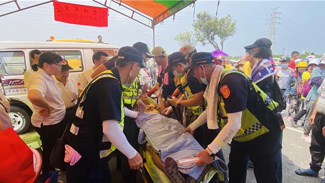 大甲媽回鑾返程進入清水慈雲宮時，1名女信眾因天氣炎熱，身體不適，清水警方協助送醫。（照片有警方提供）