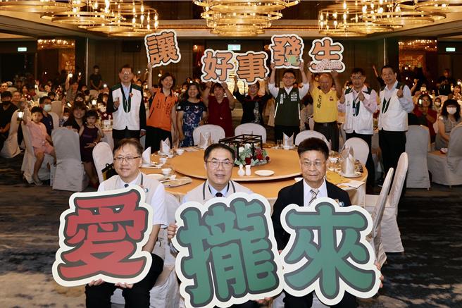 台南市政府社会局为表彰寄养家庭对寄养儿少的无私奉献，14日与台南南、北家扶中心在桂田酒店举办寄养家庭授证暨招募活动。（市府提供／洪荣志台南传真）