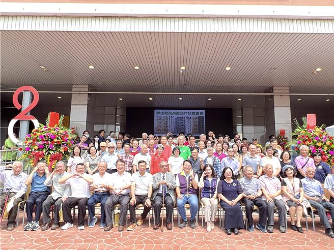 退休校長、書法名家陳佳聲（前排左八）14日在彰化縣二林圖書館舉辦書法作品義賣會，許多他的昔日同事及親朋好友都開心與會。（二林高中提供／孫英哲彰化傳真）