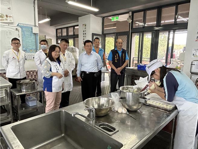 南投縣政府為提升學生學習興趣與技能，年年舉辦系列技藝教育課程競賽，今年吸引約600名學生參賽。其中，餐旅、家政與食品職類14日在同德高中登場，教育處長王淑玲前往賽場為選手加油打氣。（南投縣府提供／潘虹恩南投傳真）