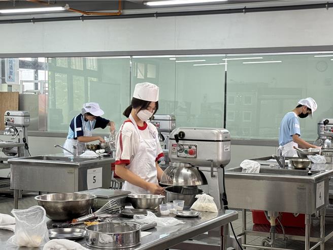 南投縣政府為提升學生學習興趣與技能，年年舉辦系列技藝教育課程競賽，今年吸引約600名學生參賽。其中，餐旅、家政與食品職類14日在同德高中登場，選手大展平時所學。（潘虹恩南投傳真）