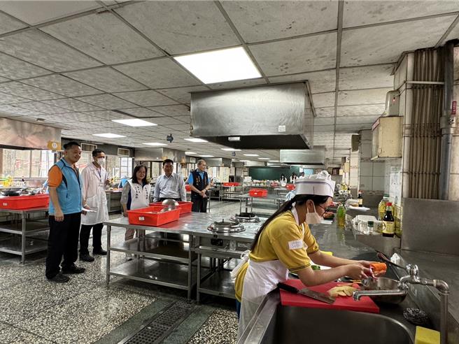 南投縣政府為提升學生學習興趣與技能，年年舉辦系列技藝教育課程競賽，今年吸引約600名學生參賽。其中，餐旅、家政與食品職類14日在同德高中登場，教育處長王淑玲前往賽場為選手加油打氣。（潘虹恩攝）