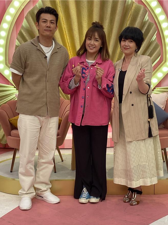 陈志强（左起）、陈樱文、苗可丽在《阿姐万岁》探讨与孩子之间的相处。（三立提供）