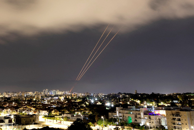 以色列稱，伊朗發射逾300架無人機及飛彈，當中99％遭到攔截。圖為伊朗發動空襲後，14日以色列南部城鎮阿什克隆市（Ashkelon）的反飛彈系統展開運作。（圖／路透社）