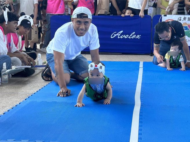 屏东第2届「宝宝嘉年华」14日在潮好玩幸福村登场，好多萌宝玩得不亦乐乎，当中爬爬乐竞赛最吸睛。（谢佳潾摄）