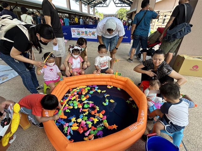 屏东第2届「宝宝嘉年华」14日在潮好玩幸福村登场，好多萌宝玩得不亦乐乎，当中爬爬乐竞赛最吸睛。（谢佳潾摄）