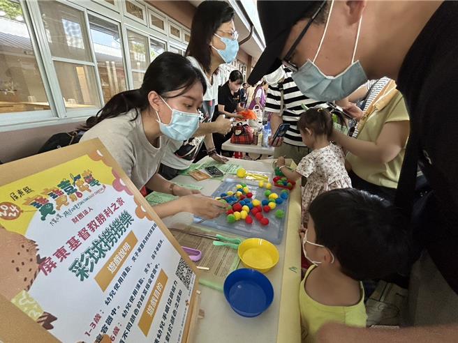 屏东第2届「宝宝嘉年华」14日在潮好玩幸福村登场，好多萌宝玩得不亦乐乎，当中爬爬乐竞赛最吸睛。（谢佳潾摄）