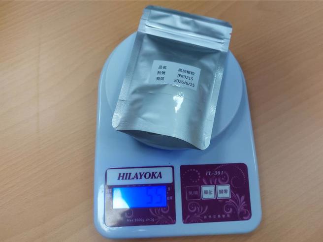 桃园市卫生局赴台北市天崧企业有限公司及新北市绿风实业有限公司位于观音的制造厂稽查，发现2.6万公斤问题黑胡椒粒都已出货。（卫生局提供／蔡依珍桃园传真）