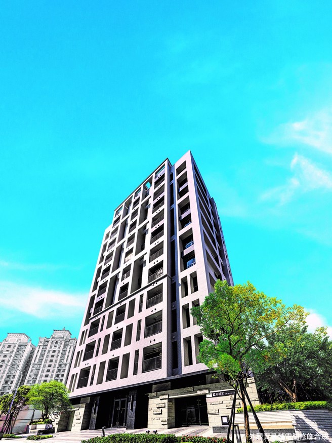 春城家緊鄰五泰輕軌F08洲子洋站，周圍生活機能豐富滿足日常所需。圖為外觀實景輔電腦修飾合成圖。（業者提供）