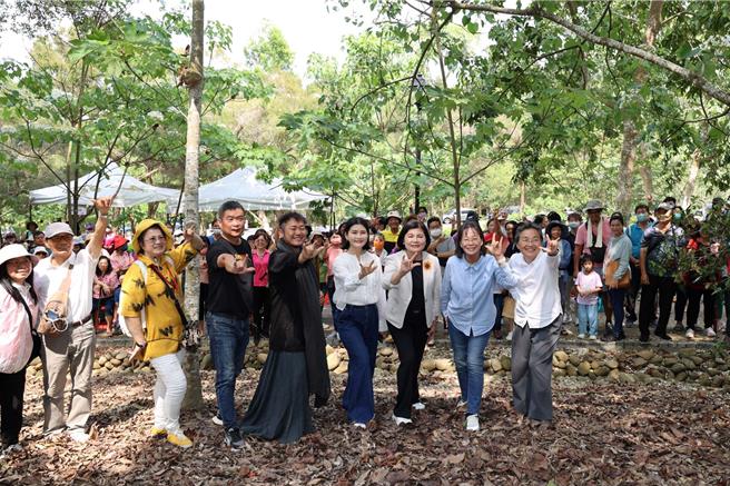 登革熱疫情期間雲林縣古坑鄉桐花公園封園，隨著疫情消退，14日縣政府與古坑鄉公所共同舉辦「雲林客家桐花祭」活動，縣長張麗善（前右三）宣布桐花公園正式開啟。（雲林縣政府提供／張朝欣雲林傳真）