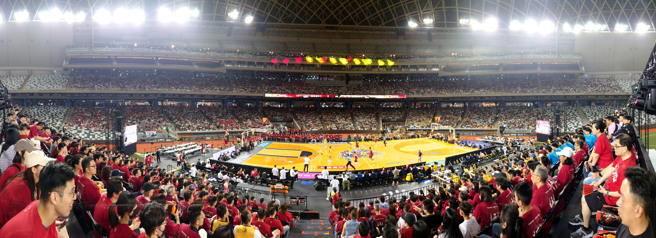 大巨蛋主要为棒球场，但不久前新北中信特攻与台北台新战神合办「攻战大巨蛋-双北反毒篮球赛」。把篮球赛搬进大巨蛋，吸引眾多球迷（资料照／黄世麒摄）