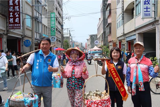 苗栗縣長鍾東錦參加通霄「四庄媽」回鑾 萬人吃飯擔活動。（苗栗縣政府提供／李京昇苗栗傳真）