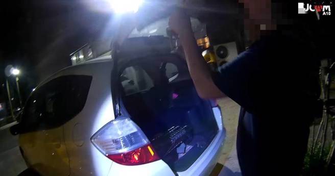 基隆1 名粗心车主，昨（13日）晚间10时许将车停在中正区丰稔街路段，车辆却未熄火。（图／警方提供）