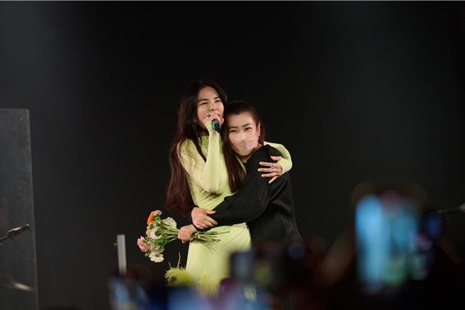 Selina（右）在安可时衝上台拥抱Ella。（劲桦娱乐提供）