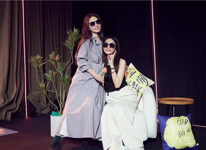 Hebe（左）、Selina惊喜探班。（劲桦娱乐提供）