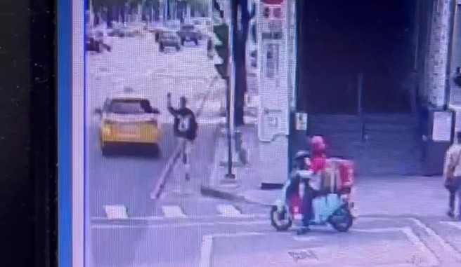 台东1名17岁谢姓男高中生，日前搭车前往高雄旅游，下高转搭计程车前往旅馆入住，岂料，高中生下车后欲取行李时，司机竟将车开走，高中生望着行李被载走在后追赶。（翻摄画面）