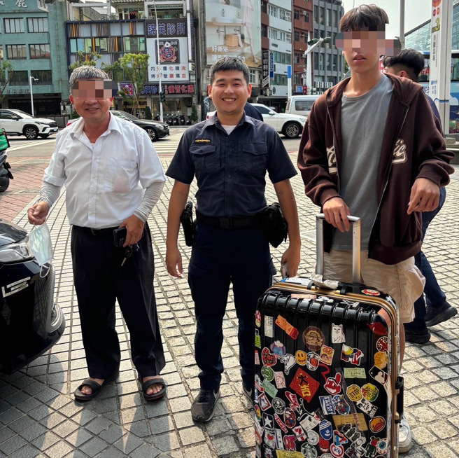 员警立刻调阅路口监视器确认车号，并电话连繫司机，约莫十余分钟，司机将行李箱完好送至派出所归还给谢男。（图／警方提供）