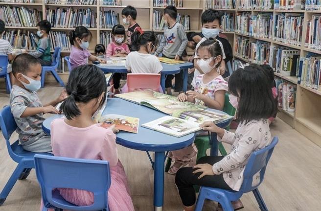 前台北市长柯文哲8年任期内，增加供给2653名的公幼就读名额，其中3至5岁班增1290名、2岁专班增加1363名，但截至今年3月底，公幼的候补人数还有2878人，3至5岁班的候补人数779人、2岁专班的候补人数2099人。（本报资料照片）