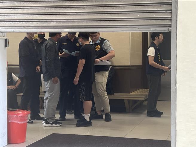 蔡女的父親、姊姊及親屬到殯儀館協助檢警相驗。（王揚傑攝）