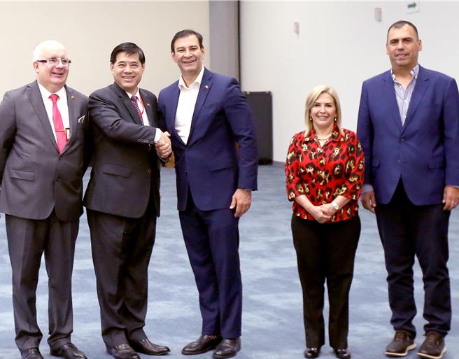 巴拉圭国会暨参议院议长欧斐拉（中）率团访台，外交部次长陈立国（左二）代表接机，欧斐拉致词时强调两国兄弟之邦的情谊，以及坚定支持中华民国的立场。（范扬光摄）