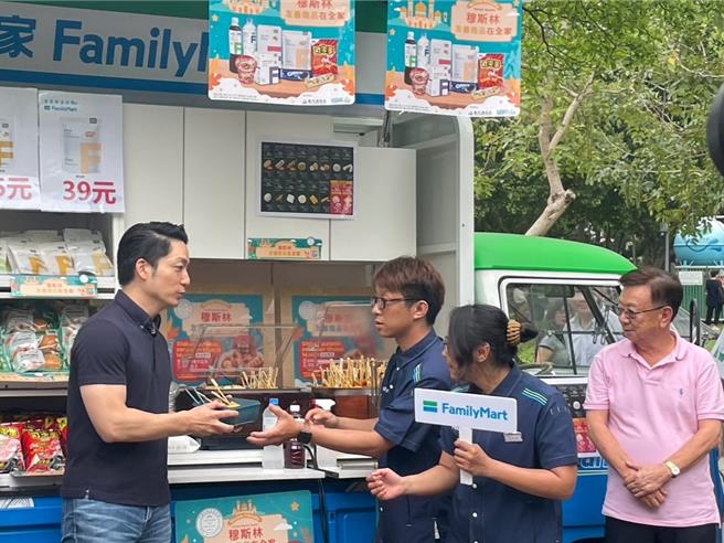 台北市長蔣萬安（左一）參觀「FamiMobi智慧零售車」並體驗美食，與智慧零售車業者宣明智（右一）同台。（劉彥宜攝）