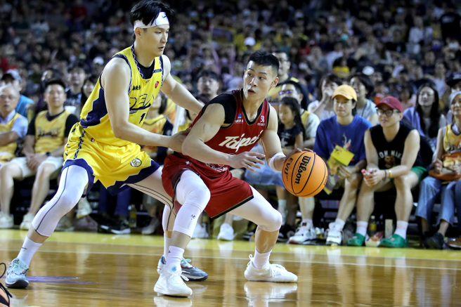 新北中信特攻与台北台新战神合办的「攻战大巨蛋-双北反毒篮球赛」14日进行第2天赛事，台北台新战神林秉圣（右）全场攻下19分。（黄世麒摄）