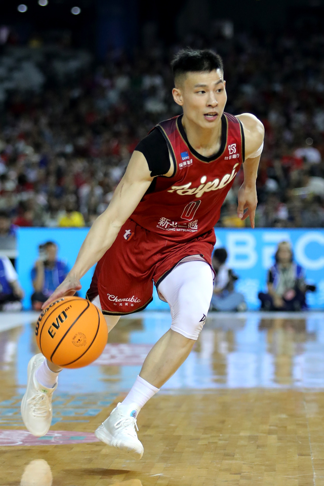新北中信特攻与台北台新战神合办的「攻战大巨蛋-双北反毒篮球赛」14日进行第2天赛事，台北台新战神林秉圣全场攻下19分。（黄世麒摄）