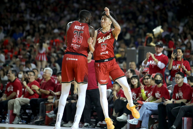 新北中信特攻与台北台新战神合办的「攻战大巨蛋-双北反毒篮球赛」14日进行第2天赛事，台北台新战神曹薰襄（右）投进3分球，与队友在场中庆贺；曹薰襄全场攻下20分，拿下单场MVP。（黄世麒摄）