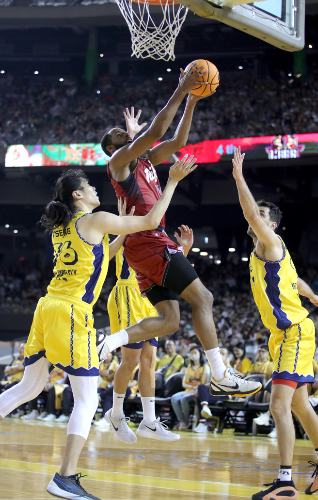 新北中信特攻与台北台新战神合办的「攻战大巨蛋-双北反毒篮球赛」14日进行第2天赛事，台北台新战神赫里斯-杰佛森（中）在３名新北中信特攻球员的防守下进攻上篮；赫里斯-杰佛森全场攻下28分。（黄世麒摄）