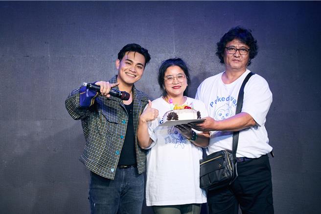 邱軍（左）13日開唱，爸媽等家人到場支持。（索尼音樂提供）