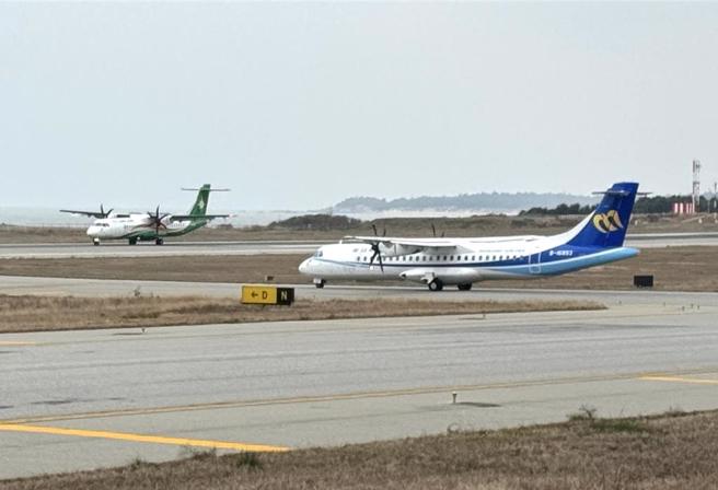 昨日浓雾影响金门机场航班，今日尚有近50名旅客等待搭机。（本报资料照）