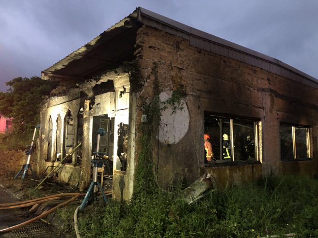 今（14日）下午17时许，新北市三芝区大片头发生一起火警。（翻摄画面）