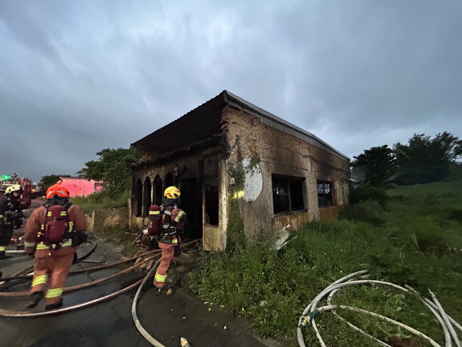 今（14日）下午17时许，新北市三芝区大片头发生一起火警。（翻摄画面）