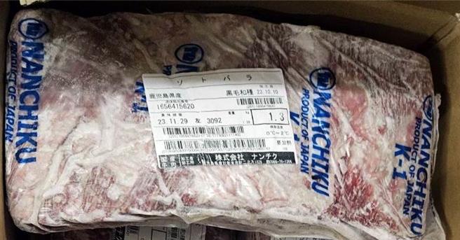 台中烧肉名店「和牛EMPEROR」14日爆出使用过期食材，台中市食安处指出，现场查获牛肉、豆瓣酱、味噌、冷麵等数项过期食品皆已封存，初步调查逾期1周至5个月不等。（中市府提供／潘虹恩台中传真）