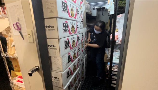 台中烧肉名店「和牛EMPEROR」14日爆出使用过期食材，台中市食安处指出，经派员前往稽查，现场查获包含豆瓣酱、牛肉、味噌、冷麵等数项过期食品，皆立即封存。（中市府提供／潘虹恩台中传真）
