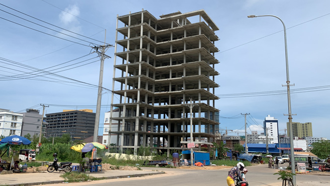 在疫情后，柬埔寨施亚努港许多建筑都停止了，原本的开发商无力继续工程。(图/rfa)