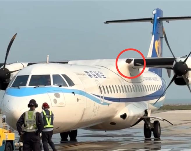 1架华信航空编号AE1272预计3时50分由金门飞往台北班机，在进行登机作业时发现有大量野蜂群聚于驾驶舱周围，造成2名旅客不慎被螫伤。（民眾提供）