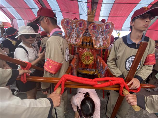 媽祖鑾轎今天下午一進入大甲城，沿途停轎讓信徒鑽轎底。（張妍溱攝）