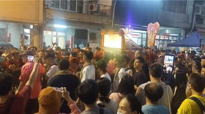 大甲鎮瀾宮媽祖遶境進香隊伍今天下午約4點多，自中山路一段進入光明路與順天路口，在大甲市區展開遶境行程。（張妍溱攝）
