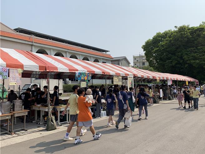 為提供師生及社區居民遮陽避雨的運動場所，大里高中配合推動太陽光電球場政策建置光電風雨球場，大里高中日前舉辦園遊會及星光盃才藝表演慶祝完工啟用。（大里高中提供／潘虹恩台中傳真）